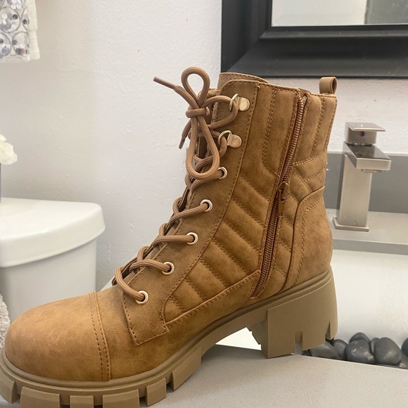 ****GUESS BOOTS!**** - Picture 2 of 7